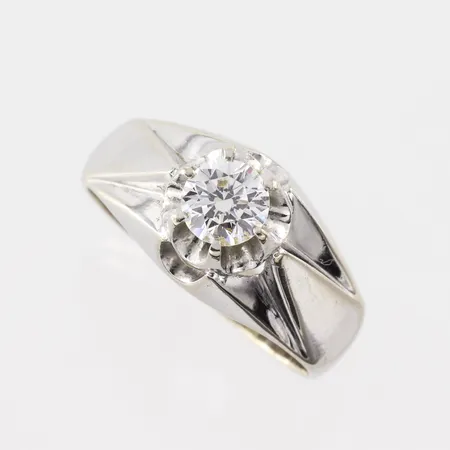 Ring med sten kubis zirkonia, stl 18½mm, bredd 3,8-10mm, 18k vitguld  Vikt: 6,2 g