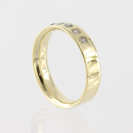 Ring med diamanter ca 5x0,04ct, stl 18½mm, bredd 4,8mm, 18k otydligt stämplad Vikt: 6,1 g