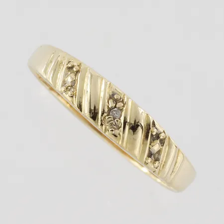 Ring med dekor och liten diamant , stl 18½mm, bredd 3-4,2mm, 18k Vikt: 2 g