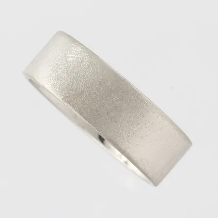 Ring matterad, stämplad SCH, stl ca 18½mm, bredd 6,7mm,  18k vitguld  Vikt: 8,2 g