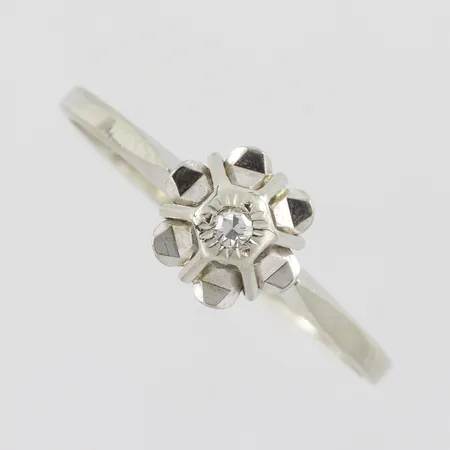 Ring med diamant ca 0,02ct, stl 18½mm, bredd skena 1,5mm, 18k vitguld Vikt: 1,8 g