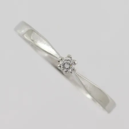 Ring med diamant 0,05ct enligt inskription, stl 18¾mm, bredd skena 1,7mm, 18k vitguld  Vikt: 1,9 g