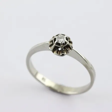 Ring vitguld med diamant ca 0,10ct , stl 18¾ mm, bredd ca 2,4 mm, 18K Vikt: 2,6 g