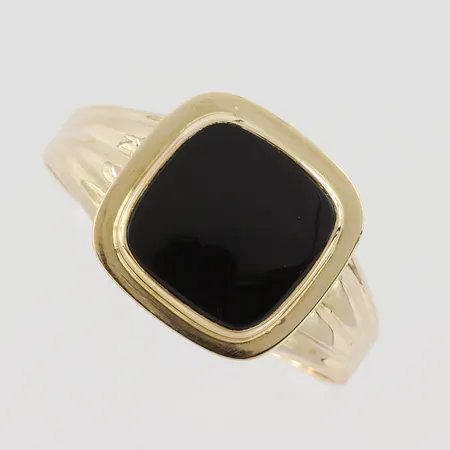 Klackring svart sten troligtvis onyx , stl inte helt rund ca 19mm,  bredd ca 2,80 - 12,35 mm, Guldvaruhuset Aktiebolag Stockholm, 18k  Vikt: 4,9 g