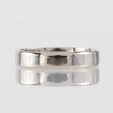 Ring slät, storlek 19 mm, bredd 4.22 mm, 18k vitguld. Vikt: 4,7 g