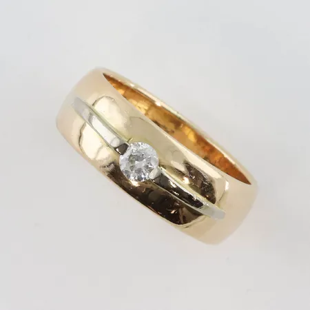 Ring med sten kubiz zirkonia, stl 19 mm, bredd 7,4 mm, 18k Vikt: 10,8 g