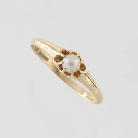 Ring med pärla Ø ca 4mm, stl 19¼mm, bredd skena 1,6mm,  18k Vikt: 1,8 g