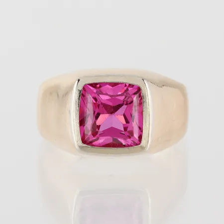 Ring med rosa syntetisk Safir något rörlig, storlek 16.5 mm, bredd 3.2-10.9 mm, 18k. Vikt: 5,7 g