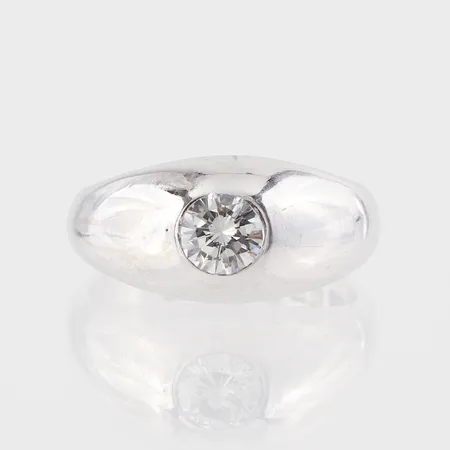 Ring vitguld med solitär naturell, diamant på 0.53 ct TWVVS enligt inskription, tillverkad av Örneus Guldsmedja Stockholm 1977, storlek 17  mm, bredd 3.5-9.1 mm, 18k. Vikt: 8,7 g