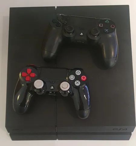 Playstation 4 med 2 handkontroller, serienr: 02-27452294-1885173, hdmi kabel Vikt: 0 g Skickas med postpaket.