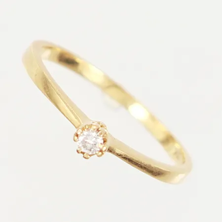 Ring med diamant 1 x 0,05ct, stl 17¼, bredd 1,5-3,5mm, 18K Vikt: 1,8 g