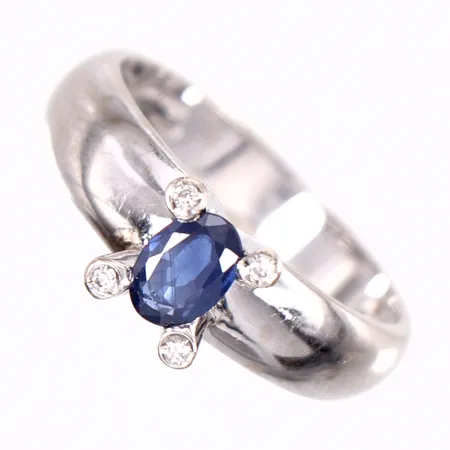 Ring vitguld med Safir 1 x 5,8 x 4,1mm samt diamanter 4 x ca 0,02ct, stl: 17, skenans bredd: 4mm, 18K Vikt: 4 g