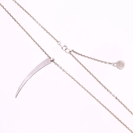 Collier Grace, Carolina Gynning, 55-60cm, Hänge formad som bete: 55mm, silver 925/1000  Vikt: 13,1 g