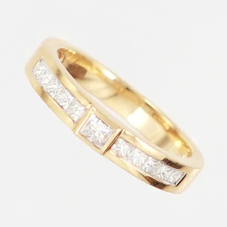 Ring med prinsesslipade diamanter 10 x 0,05ct, 1 x ca. 0,17ct, stl 17¼, bredd 3,2- 3,6mm, GHA, 18K Vikt: 3,8 g