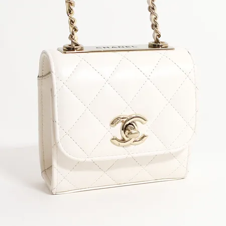 Ny beskrivning med måttangivelse! Väska Chanel Mini Trendy CC Clutch 2021, cremévit quiltad läder, 4 innerfack, beslag i gulmetall, 11x11x5.5 cm,  numrerad 31798658, med certifikat, foldrar, dustbag, kartong  Vikt: 0 g