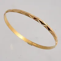 Armring i 22K guld, 15,5cm, ej öppningsbar, bredd 3,2mm, vikt 5,34g.