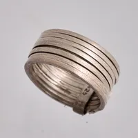 Ring i silver, stl 18, bredd 8,8mm, 7st rörliga ringar ihopsatt med en ögla, 925/1000, stämplad Mexiko, vikt 6,71g.