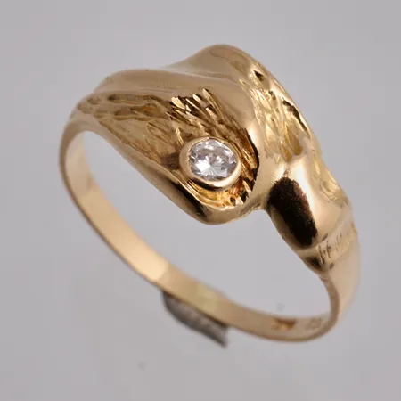 Ring i 18K guld, stl 18¾, bredd 1,7-10,5mm, 1st vit sten, mått 3mm, vikt 3,85g.