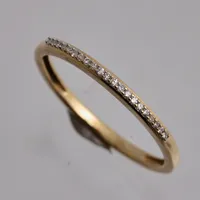 Ring i 18K guld, stl 17½, bredd 1,6mm, flera små diamanter, tillverkad av Guldfund, vikt 1,61g.