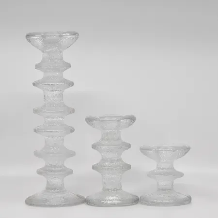 En ljusstake, höjd 7,5cm, Festivo, Timo Sarpaneva, Iittala, signerad TS, glas En ljusstake höjd 24,5cm, omärkt, en ljusstake höjd 12cm, omärkt Vikt: 0 g Skickas med postpaket.