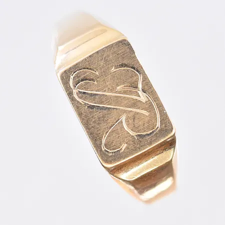 Klackring, stl 21½, bredd 3-9 mm, monogram, 18K. Vikt: 6,9 g