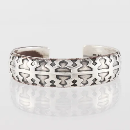 Armband stelt, Lars Holmström Arvika 1946, längd ca 7 cm, bredd 13.6-17.2 mm, silver. Vikt: 47,8 g