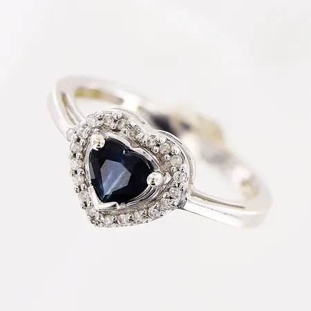 Ring, safir, diamanter 20 x ca 0,005ct, stl 16¾, vitguld, 18K Vikt: 2,7 g