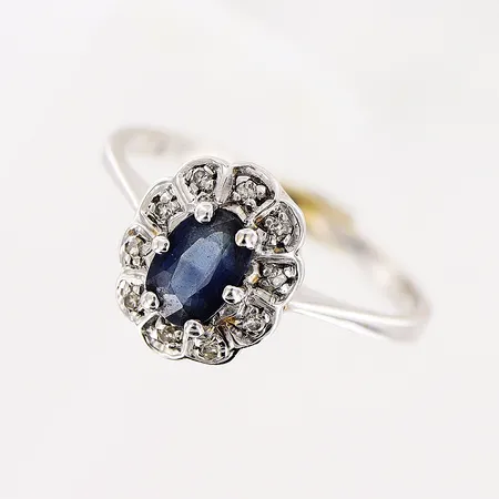 Ring, safir, diamanter 10 x ca 0,005ct, stl 17¼, bredd 0,1-10,5mm, vitguld, 18K Vikt: 2,6 g