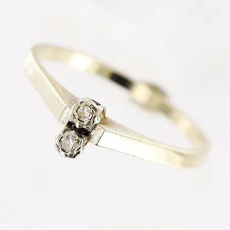 Ring stl 16½, diamanter 2 x ca 0,005ct, 8/8-slipade, vitguld, slitage, 18K Vikt: 1,7 g