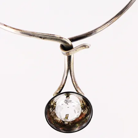 Stelt collier, halsmått 32cm (litet halsmått) vit sten Ø12mm, Mattsson & Olsson, Malmö 1966, silver. Vikt: 24,7 g