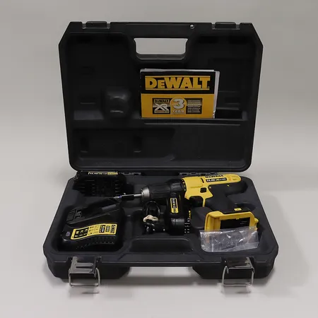 Skruvdragare DeWalt DCD734 14,4V, batteriladdare, två batteri, manual, tillhörande väska. Skickas med postpaket.