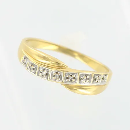 Ring, diamanter 8 x ca 0,005ct, stl 17, bredd 1,5-5mm, GHA, 18K Vikt: 2,4 g