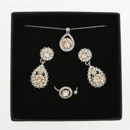 Set Lily And Rose: collier, 39-44cm, hänge 20mm, bredd:13mm, örhängen 33mm, bredd:11-14mm, ring stl:16, vitmetall med stenar, originalask 