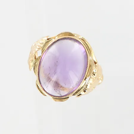 Ring, stl 17¾, bredd 2-18mm, lila sten, gravyr, 18K Vikt: 5,6 g