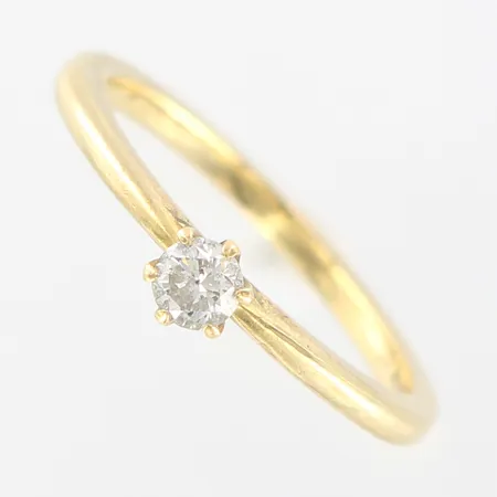 Ring med Diamant 0,20ct Piqué enligt gravyr, stl: 17¼, skenans bredd: 1,5mm, 18K,  Vikt: 2,8 g