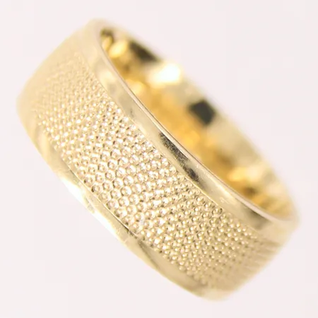 Ring med dekor, stl: 18¾, bredd: 8mm, gravyr, 18K  Vikt: 5,4 g