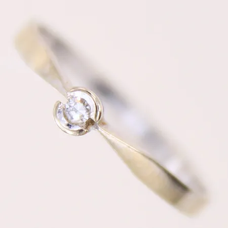 Ring med en 8/8 slipad diamant ca 0,03ct, stl: 18, bredd: 2-3,6mm, behov av omrodiering, vitguld, 18K  Vikt: 1,5 g