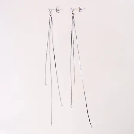 Ett par örhängen, längd: 11cm, bredd: 0,8-3,9mm, omaka snurrebussar, vitguld, 18K  Vikt: 4,7 g