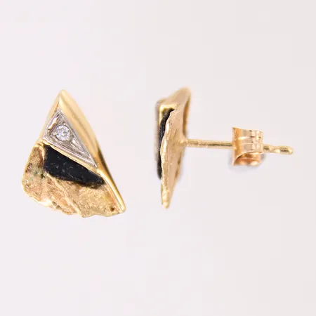 Ett par örhängen med diamanter ca 2x0,01ct, 14x7,4mm, omaka snurrebussar, 18K  Vikt: 2,4 g