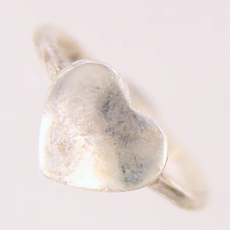 Ring med hjärta, stl: 16½, bredd: 2,1-9,5mm, silver 925/1000 Vikt: 2,6 g