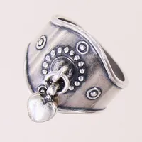 Ring, Heart Ring, med hjärtberlock, design av Holger Lindström, Kalevala Koru, Finland, år 2002, stl 18, bredd 8-18mm, silver 925/1000 Vikt: 8,1 g