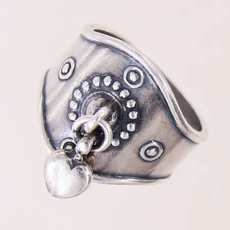 Ring, Heart Ring, med hjärtberlock, design av Holger Lindström, Kalevala Koru, Finland, år 2002, stl 18, bredd 8-18mm, silver 925/1000 Vikt: 8,1 g