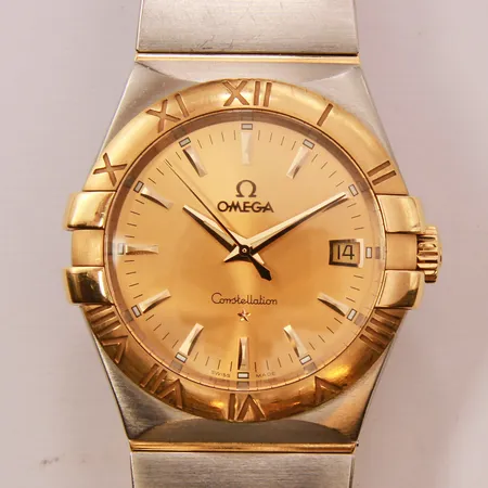 Herrur Omega Constellation, 35mm, quartz, guld/stål, integrerad länk guld/stål med helstavar, cal 1532, boettnr: 396 2010, ref: 12320356008001, srn: 90860147, certifikat från 2012, extra länkbitar, manual, box, ytterkartong. Vikt: 0 g