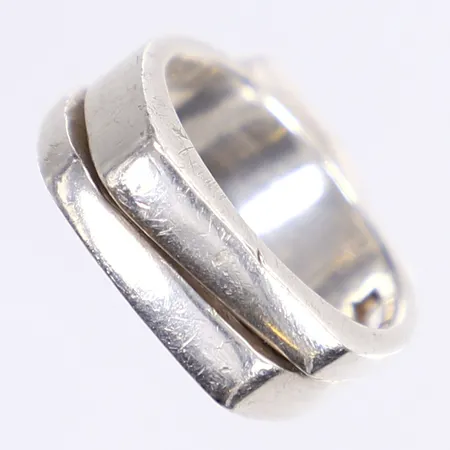 Ring, stl 18, bredd 7,5mm, 925/1000 silver Vikt: 9,1 g