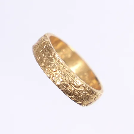 Ring, stl 18½, bredd 6mm, gravyr, 18K Vikt: 7 g