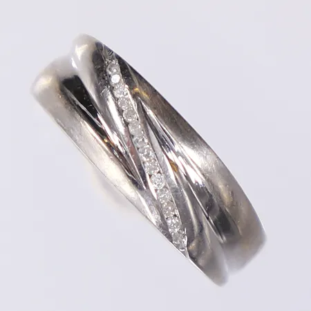 Ring, vitguld med vita stenar, stl 19½, bredd 4-8mm, repig, 18K Vikt: 3,6 g