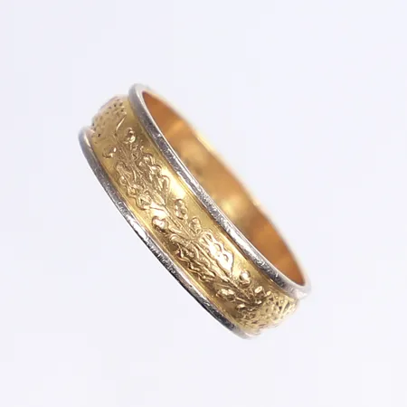 Ring, stl 20¼, bredd 6mm,  gravyr, 18K Vikt: 6 g