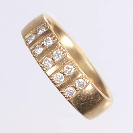 Ring med diamanter, stl 15¾, bredd 5mm, gravyr, 18K Vikt: 5 g