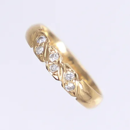 Ring med vita stenar, stl 17¼, bredd 4mm, gravyr, 18K  Vikt: 3,7 g