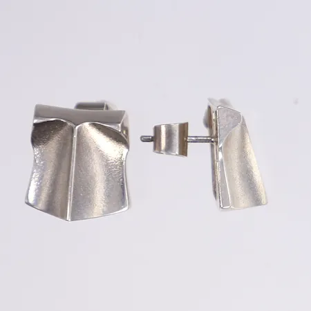 Örhängen, Lapponia, Björn Weckström, "Muletta"  år 1978, mått 14 x 13,5 mm, silver Vikt: 5,2 g